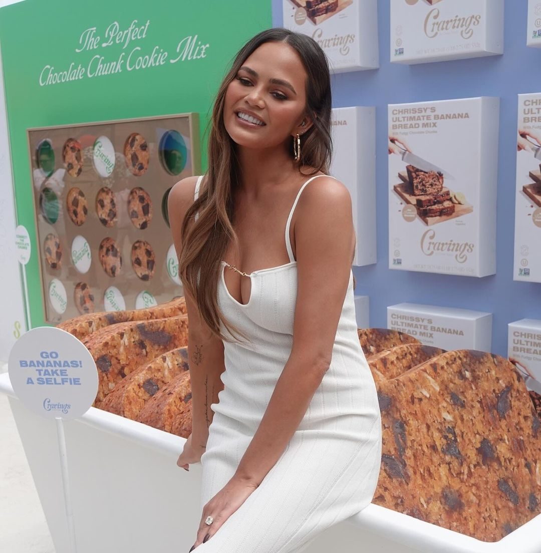 Η Chrissy Teigen ανέβασε φωτογραφίες από όταν ήταν μικρή και μας έκανε να λιώσουμε