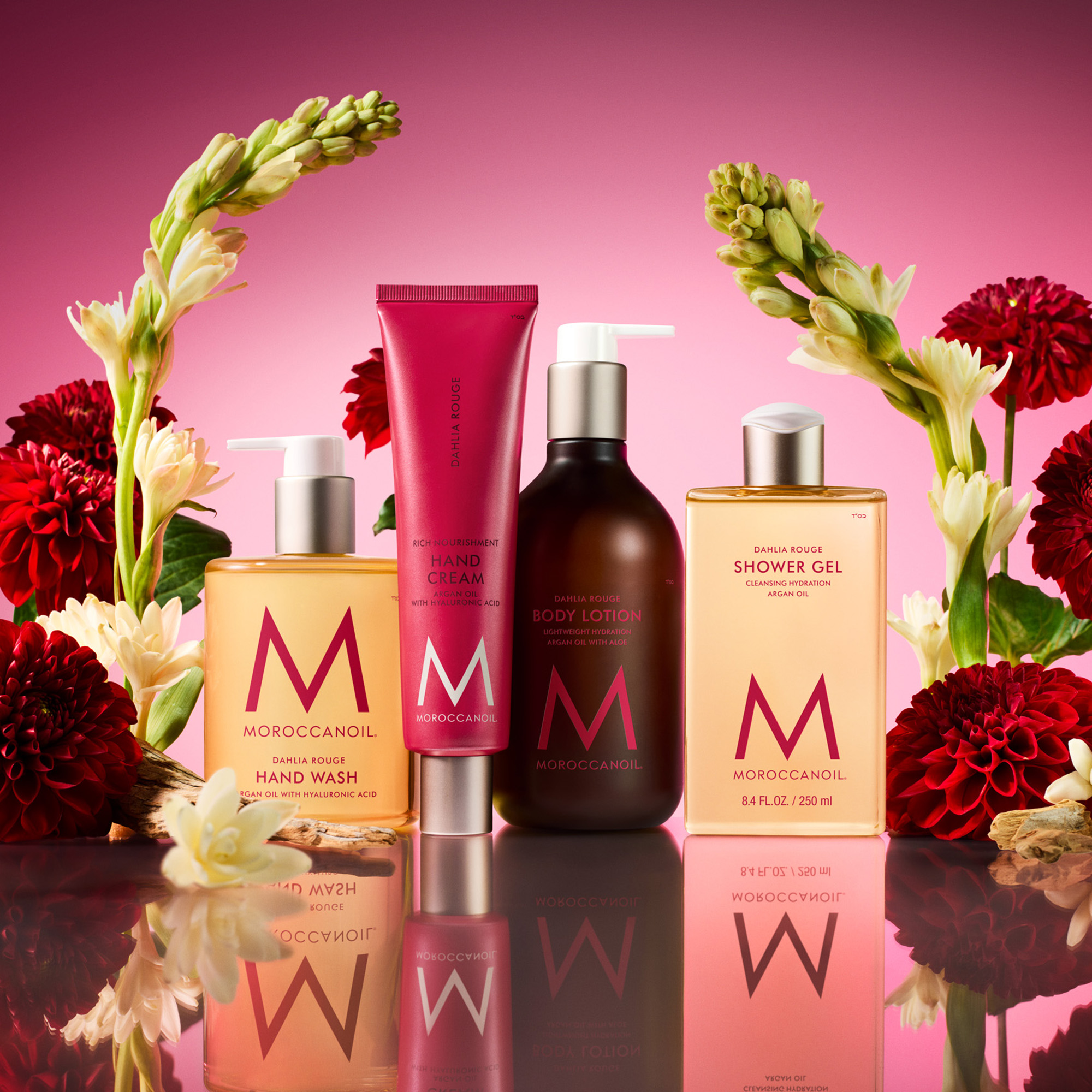 Η Moroccanoil εμπλουτίζει την πολυτελή συλλογή της με προϊόντα σώματος, αυτή τη φορά με το ζεστό και θηλυκό άρωμα Dahlia Rouge