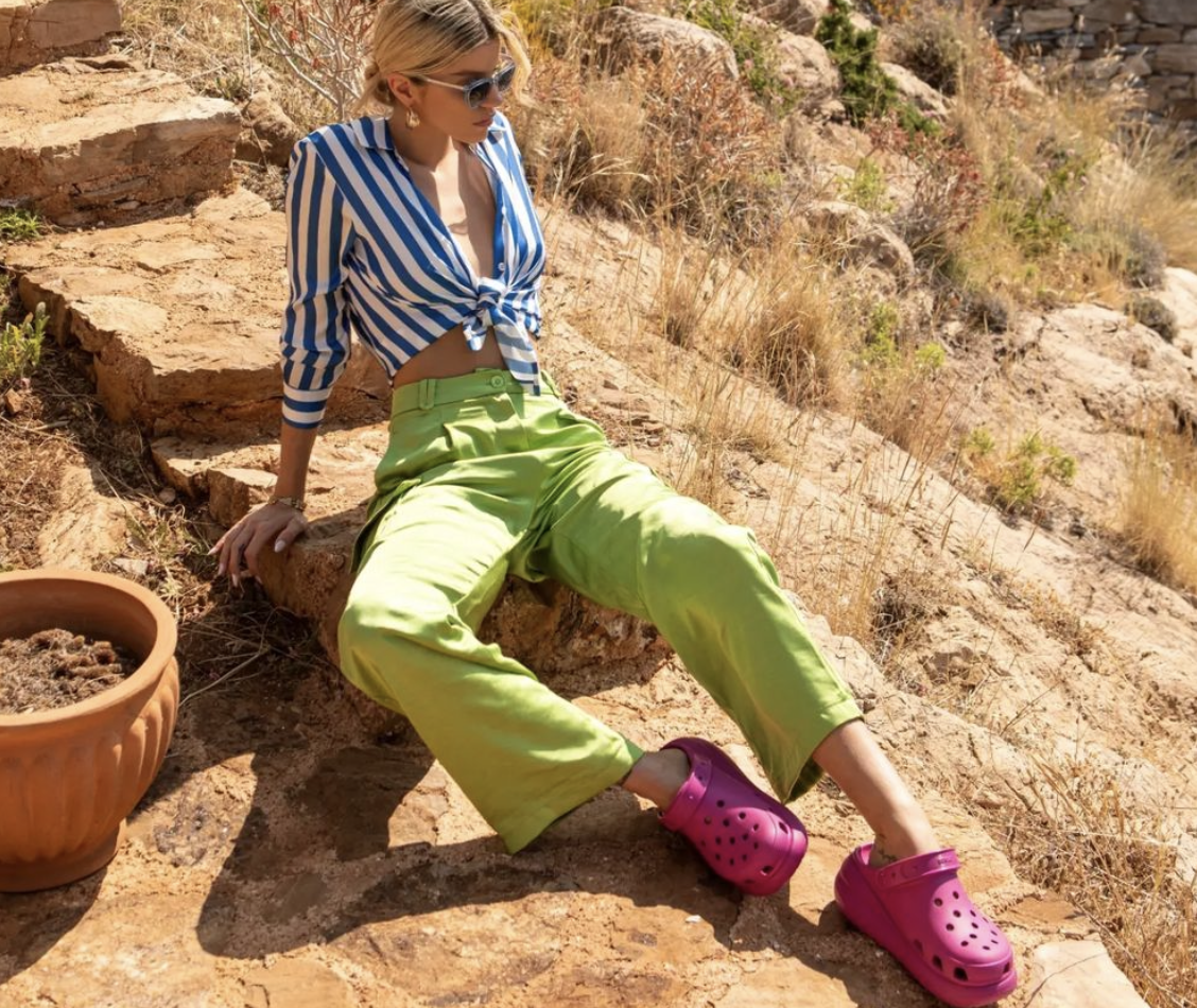 Crocs: Είναι τελικά καλά για τα πόδια μας; – Πότε να τα επιλέγουμε και πότε όχι