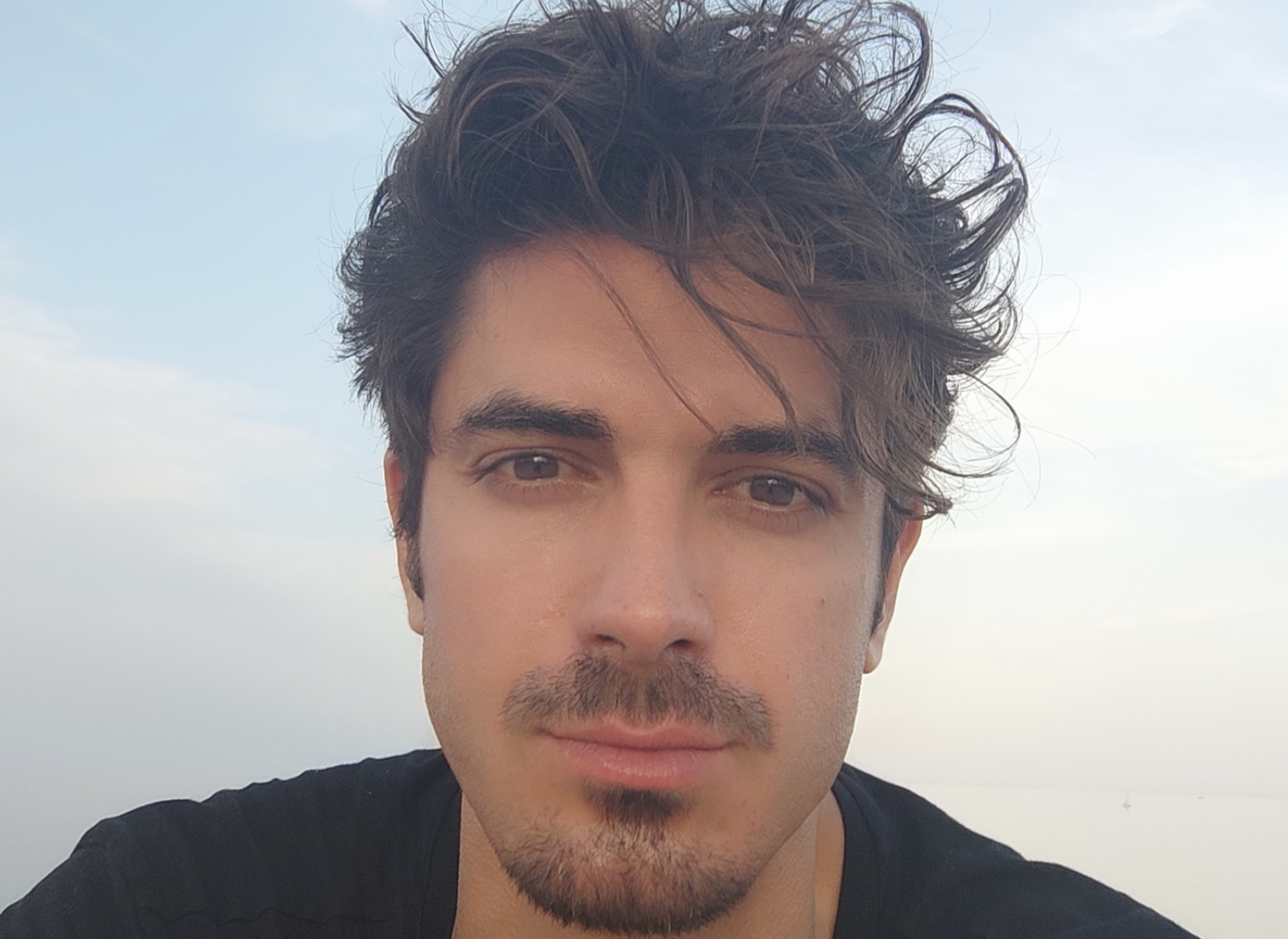 Δημήτρης Γκοτσόπουλος: Πιο γοητευτικός από ποτέ σε ρόλο ιερέα για τη νέα σειρά «Άγιος Έρωτας»