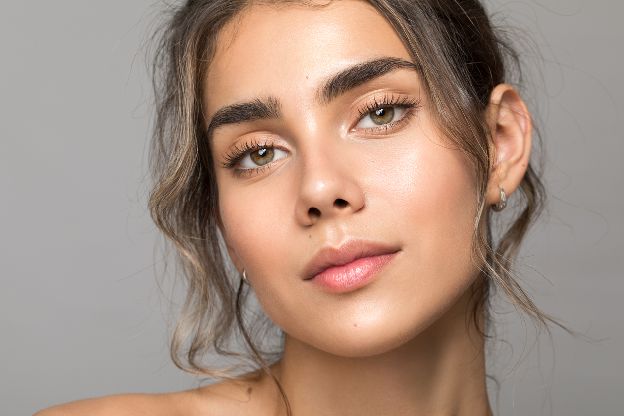 Concealer τέλος: Αυτός είναι ο νέος τρόπος να φωτίσετε την περιοχή κάτω από τα μάτια σύμφωνα με το Tik Tok