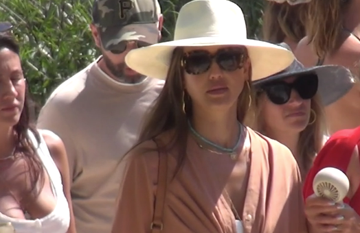 Jessica Alba: Έτσι αντιμετωπίζει τον καύσωνα