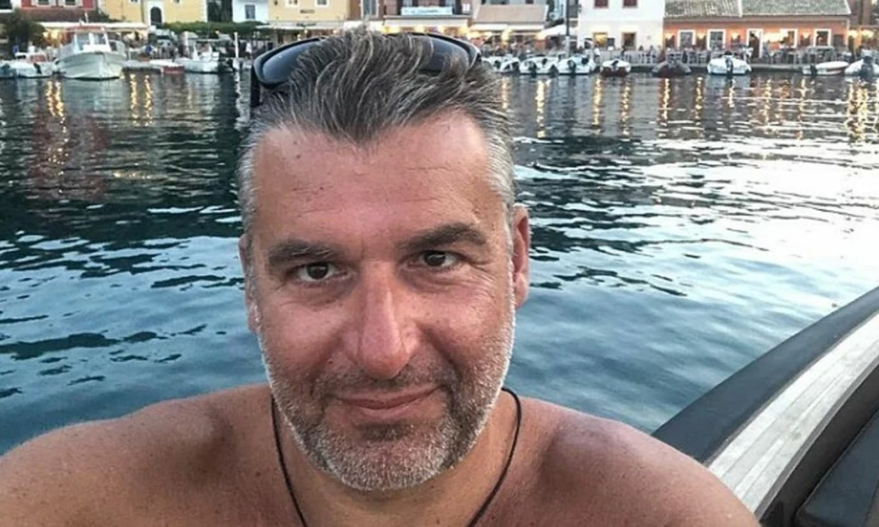 Γιώργος Λιάγκας: Η τρυφερή αγκαλιά με τους γιούς του στη θάλασσα