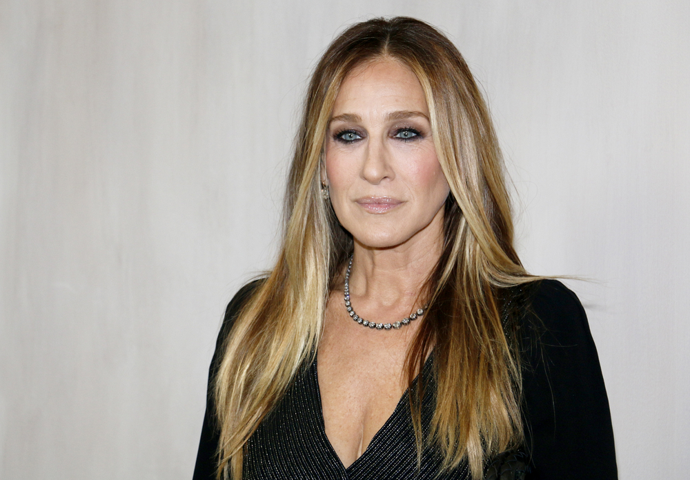 Διπλό φόρεμα: Η Sarah Jessica Parker σου δείχνει πώς θα το φορέσεις το καλοκαίρι