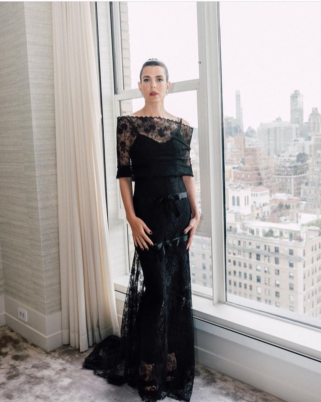 Charlotte Casiraghi: Δες πώς θα αντιγράψεις οικονομικά το look της στο show του οίκου Chanel